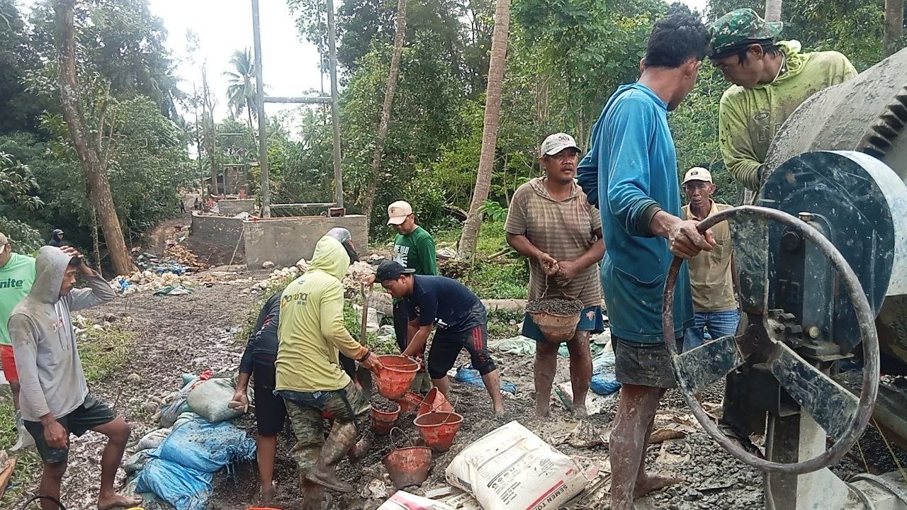 Satgas TMMD Ke-129 Kodim 1407/Bone Lanjutkan Pengecoran Jembatan Gantung di Desa Taddang Palie