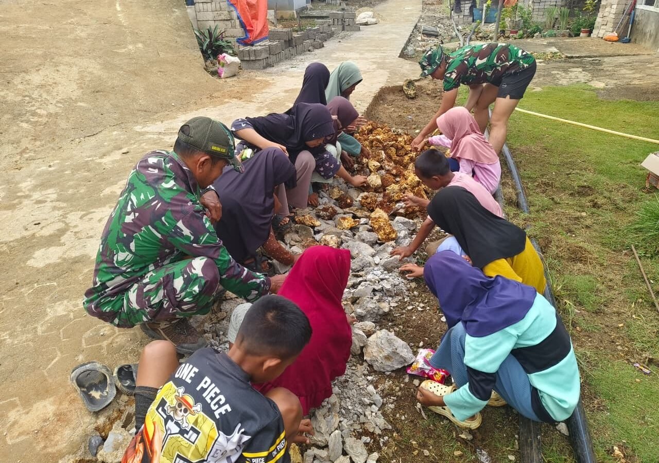 Semangat Muda, Siswa SD Aktif Bantu Proyek TMMD di Morowali