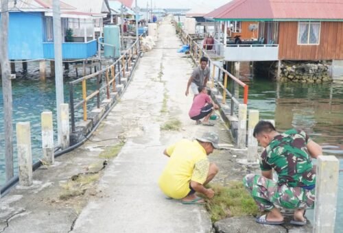 Kolaborasi Satgas TMMD dan Warga Untuk Memperindah Dermaga Desa Umbele