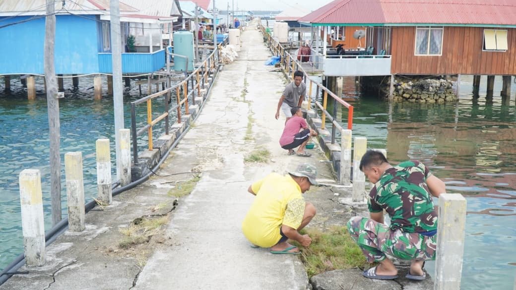 Kolaborasi Satgas TMMD dan Warga Untuk Memperindah Dermaga Desa Umbele