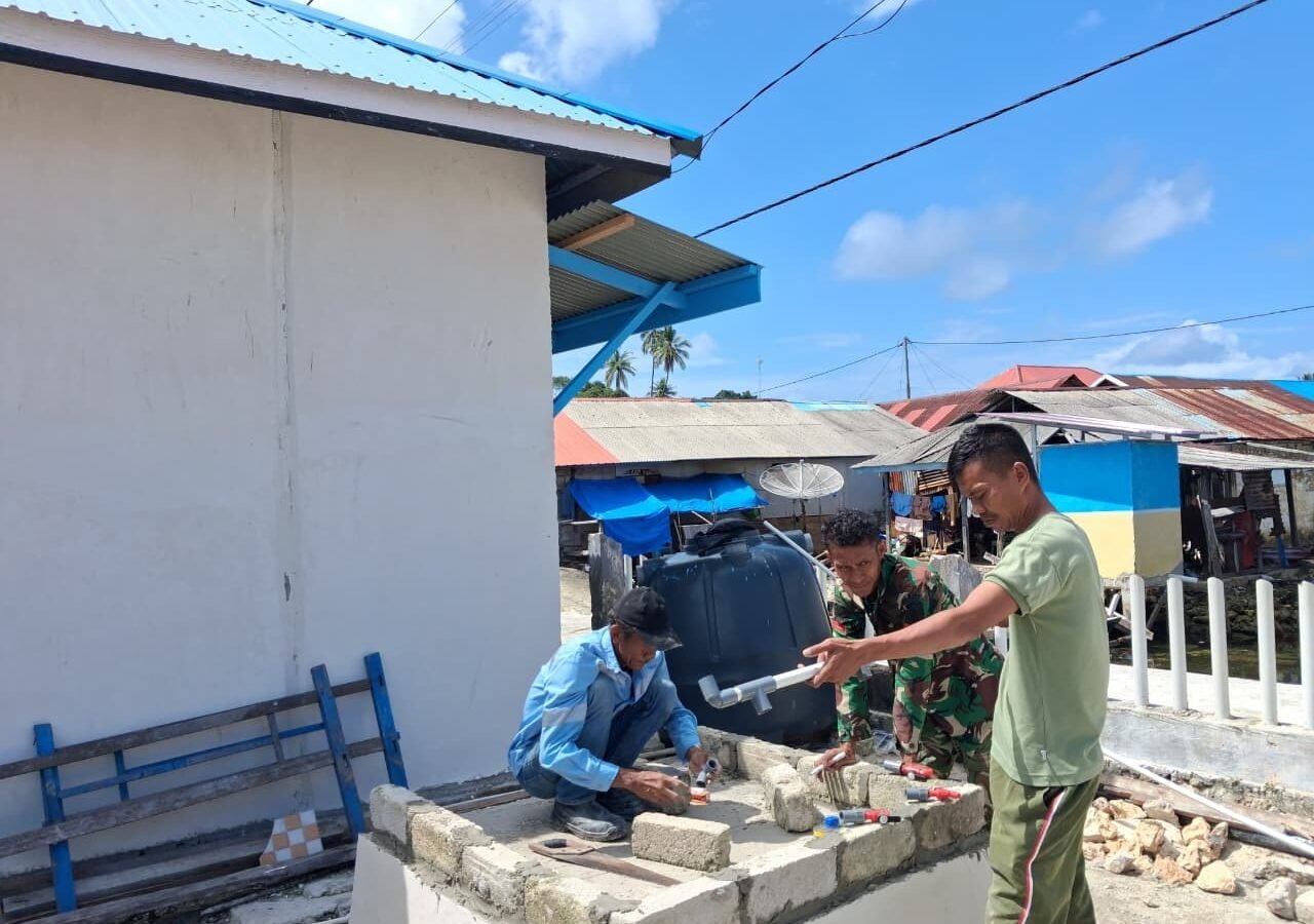 Pemasangan dan Pengecatan Tandon Air di Desa Umbele Lama Sedang Berlangsung