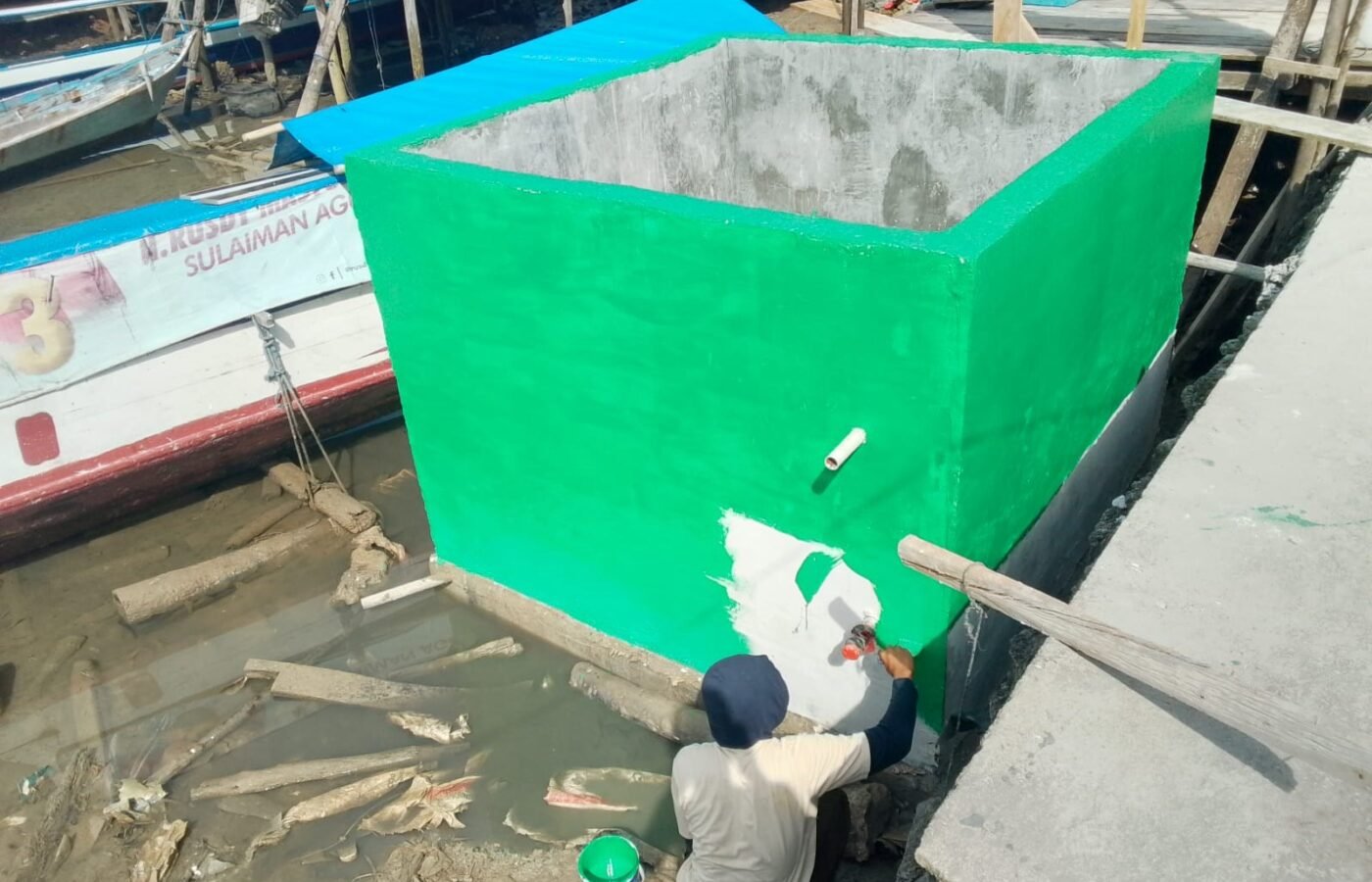 Proses Pengecatan Bak Penampungan Air di Desa Umbele Masih Berlanjut