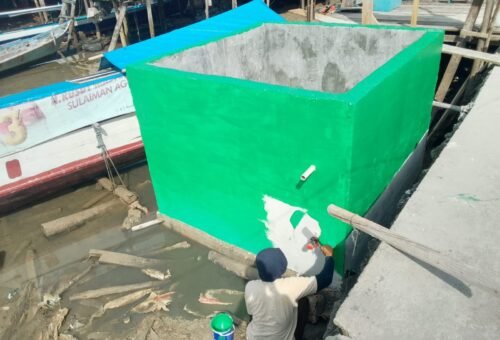 Proses Pengecatan Bak Penampungan Air di Desa Umbele Masih Berlanjut