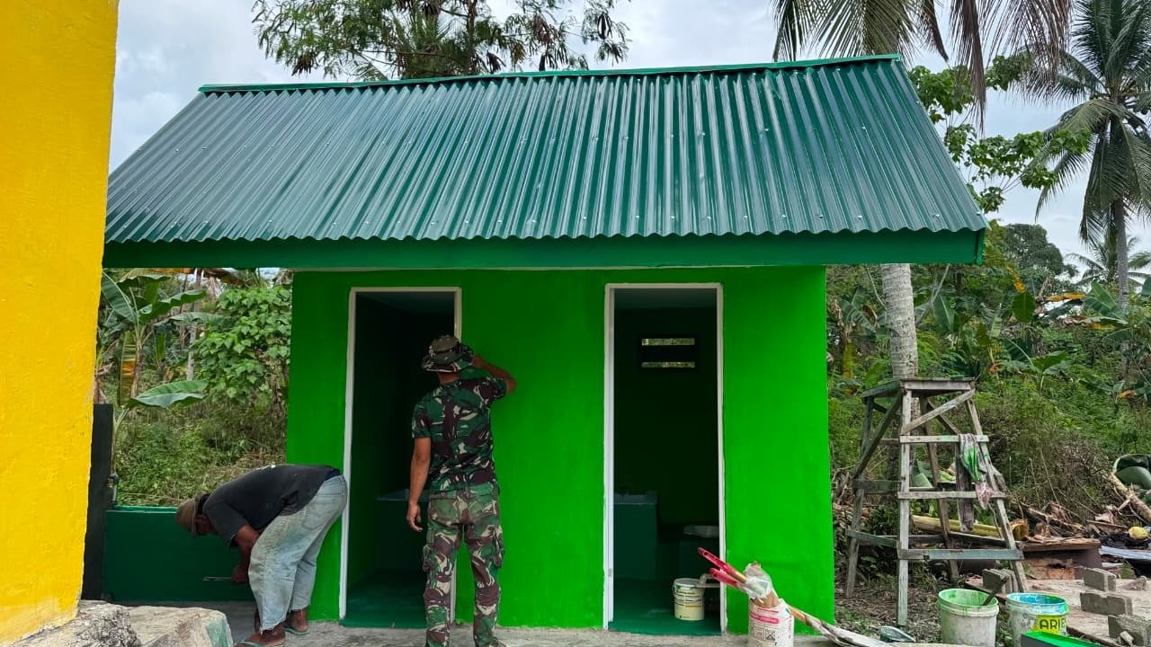 Pekan Pengecatan MCK SDN Umbele oleh Satgas TMMD