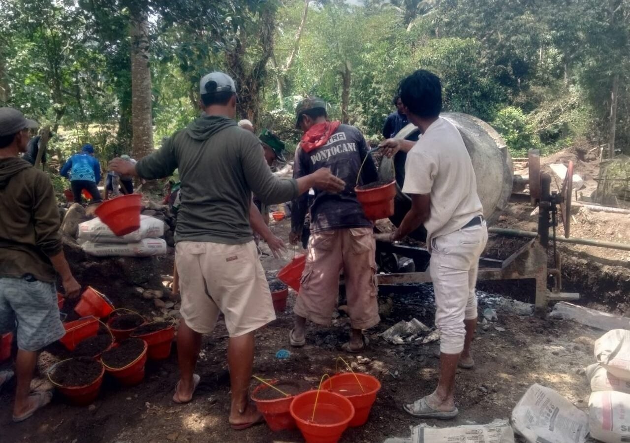 Pembangunan Jembatan Gantung Desa Patukku Berlanjut Berkat Gotong Royong TNI dan Warga