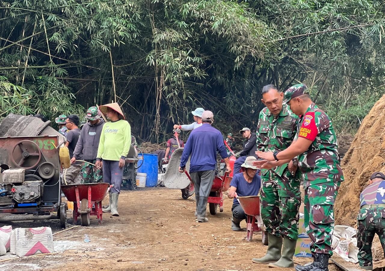 Letkol Yugi Prastawa Tinjau Pembangunan Rabat Beton di Bangli