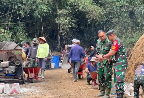 Letkol Yugi Prastawa Tinjau Pembangunan Rabat Beton di Bangli