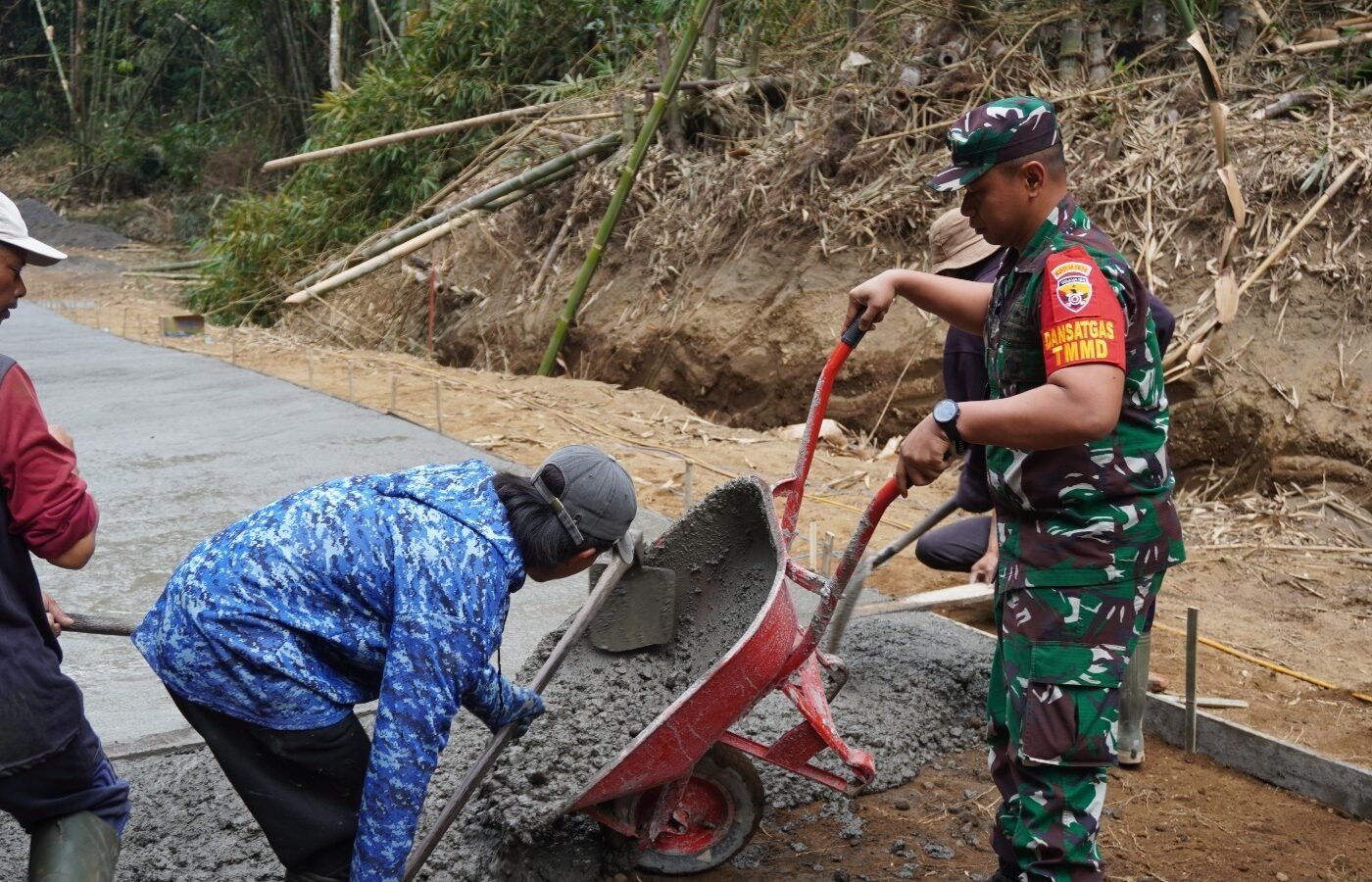 Pembangunan Jalan Di Desa Sekardadi Dipercepat Dengan Keterlibatan Dansatgas TMMD