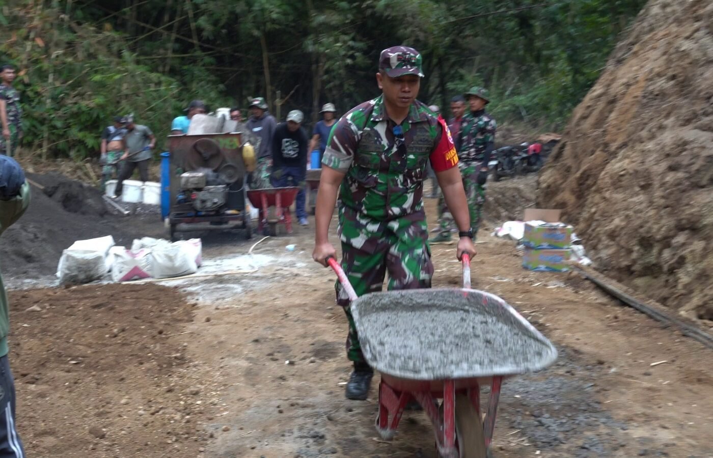 Semangat Kebersamaan Warnai Pembangunan Rabat Beton oleh Dansatgas TMMD Ke-129
