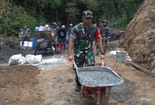 Semangat Kebersamaan Warnai Pembangunan Rabat Beton oleh Dansatgas TMMD Ke-129