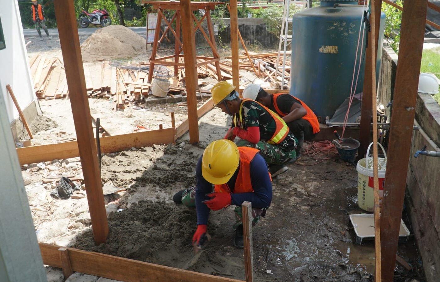 Pembangunan Musholla Darul Iman oleh Satgas TMMD Ke-129 dan Masyarakat