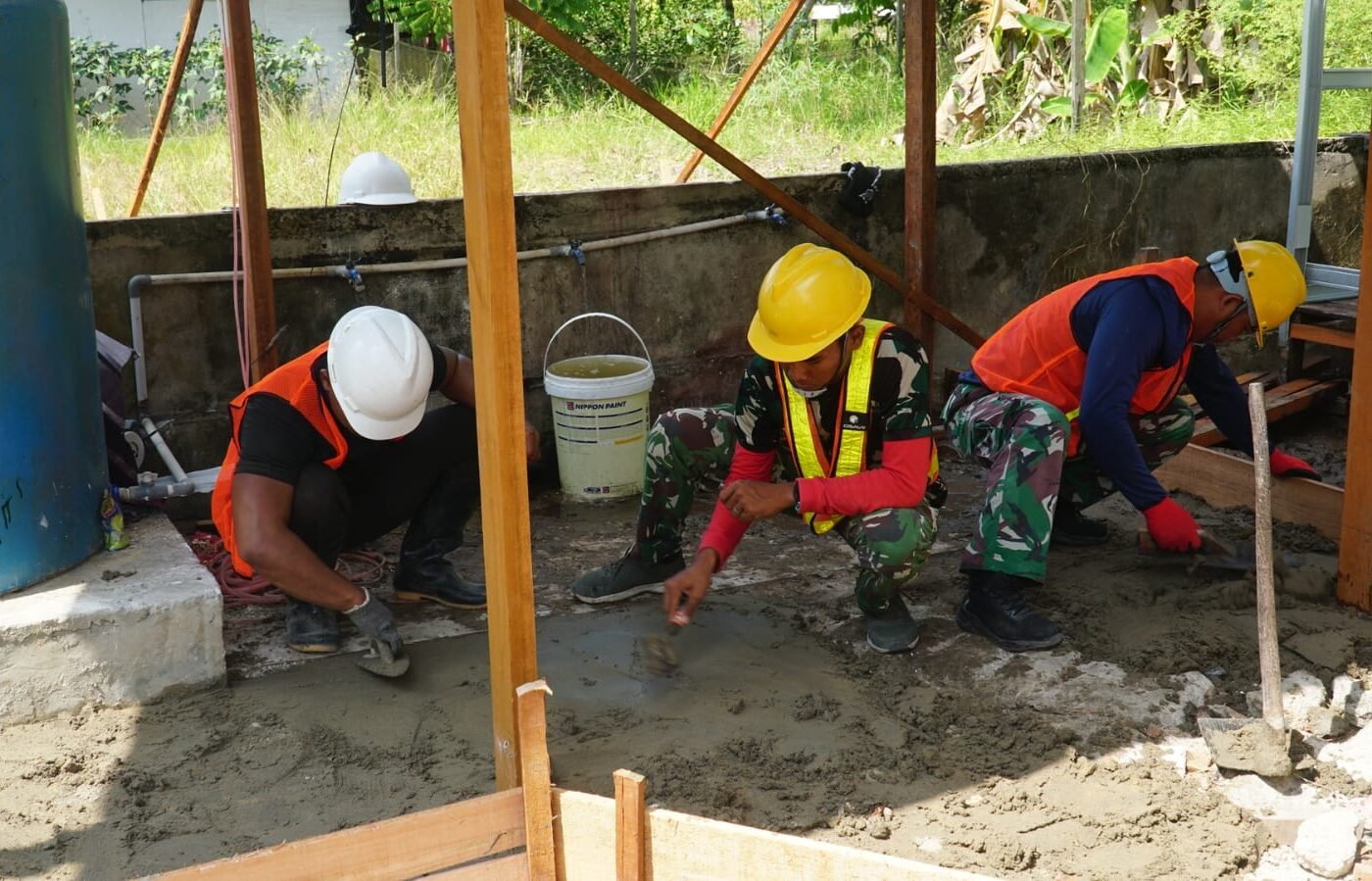 Kolaborasi Masyarakat dalam Pengecoran Tempat Wudhu Musholla Darul Iman