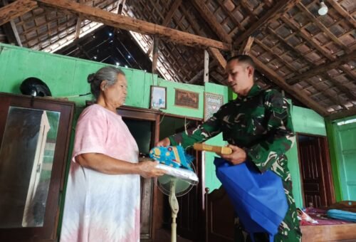 Momen Haru Perpisahan Satgas TMMD 129 Bersama Mak Minah