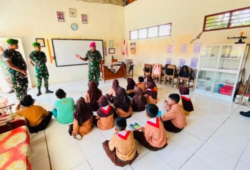 Pembentukan Karakter Patriotisme Sejak Dini oleh Danton Satgas TMMD 129 di SDN 2 Tlemang