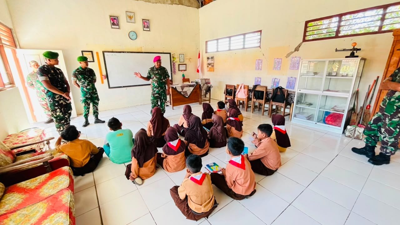 Pembentukan Karakter Patriotisme Sejak Dini oleh Danton Satgas TMMD 129 di SDN 2 Tlemang