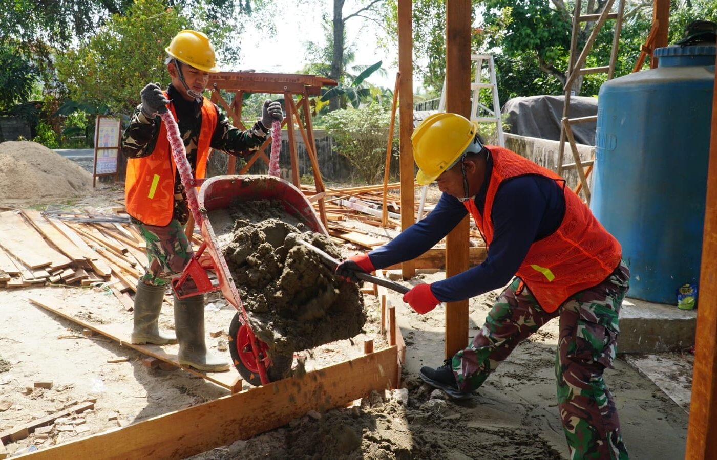 Kolaborasi TNI dan Komunitas Ciptakan Ruang Ibadah yang Nyaman di Desa Bandaraya