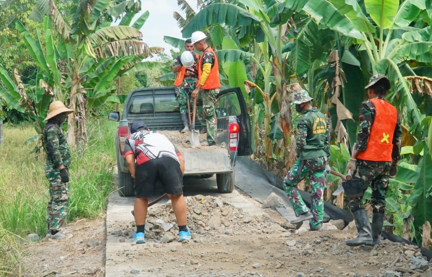 Peningkatan Jalan di Desa Bandaraya oleh Satgas TMMD Ke-129