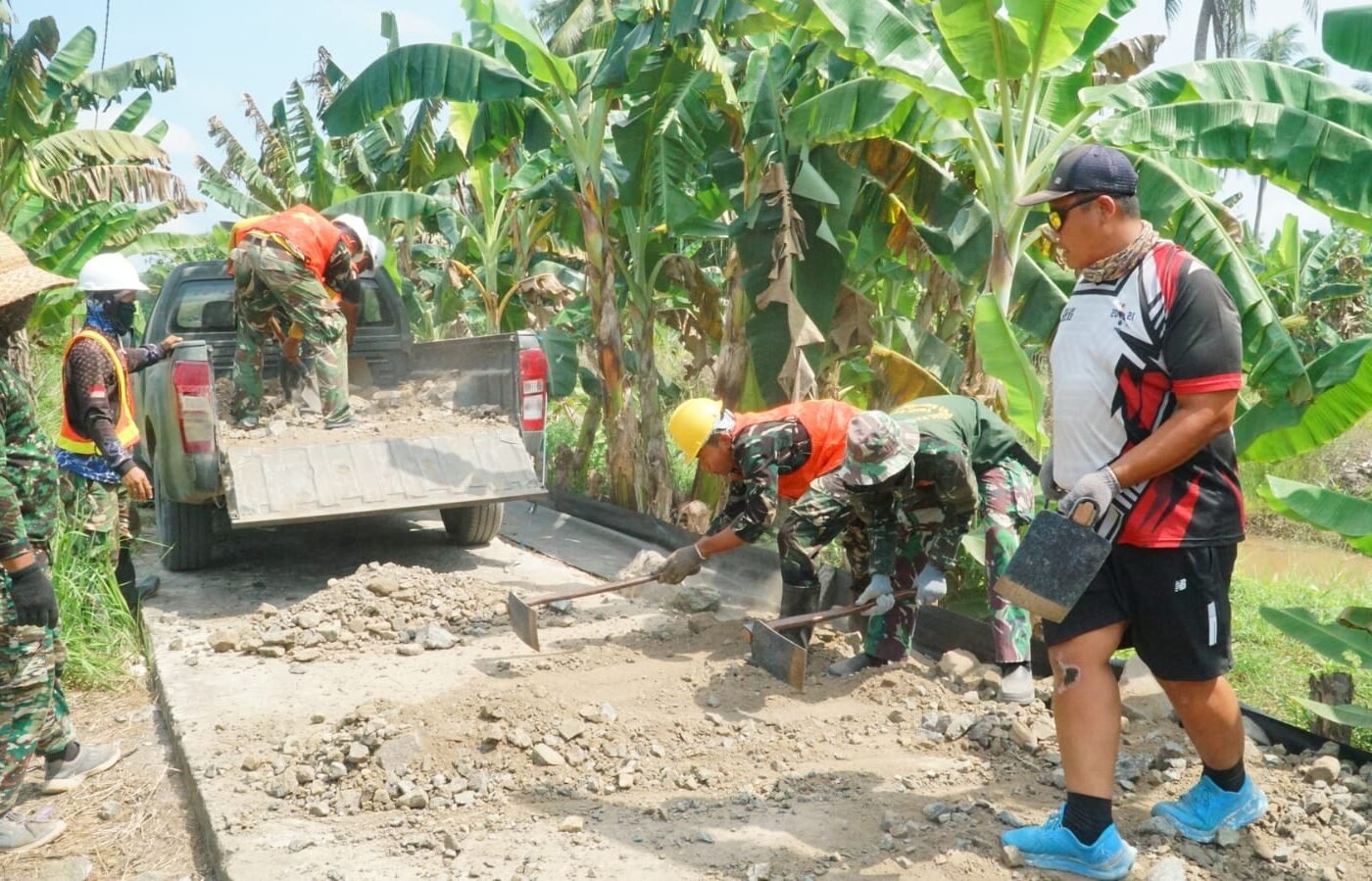 Sinergi Satgas TMMD dan Masyarakat dalam Pembangunan Jalan Desa Bandaraya