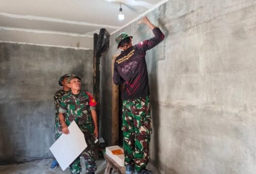 Pemasangan Plafon Rumah Ibu Nur Hayati oleh Satgas TMMD 129 Semakin Mempermudah Hunian Layak