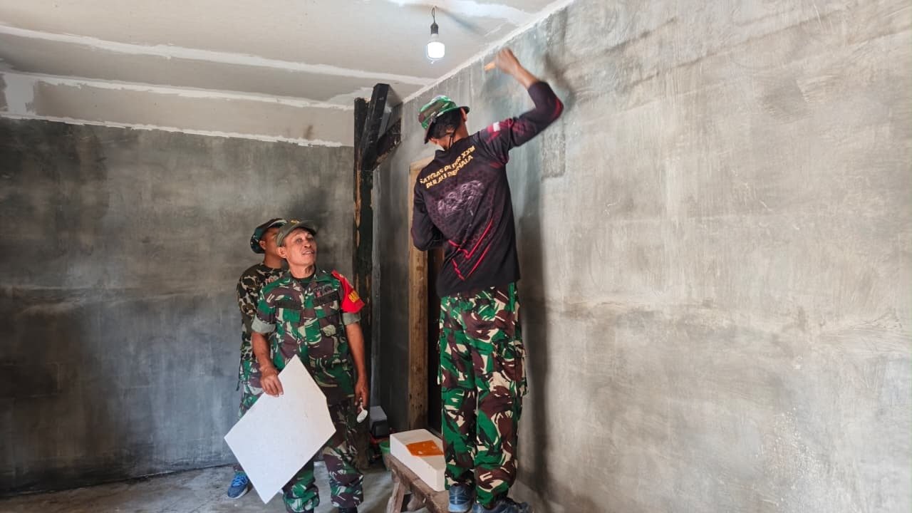 Pemasangan Plafon Rumah Ibu Nur Hayati oleh Satgas TMMD 129 Semakin Mempermudah Hunian Layak