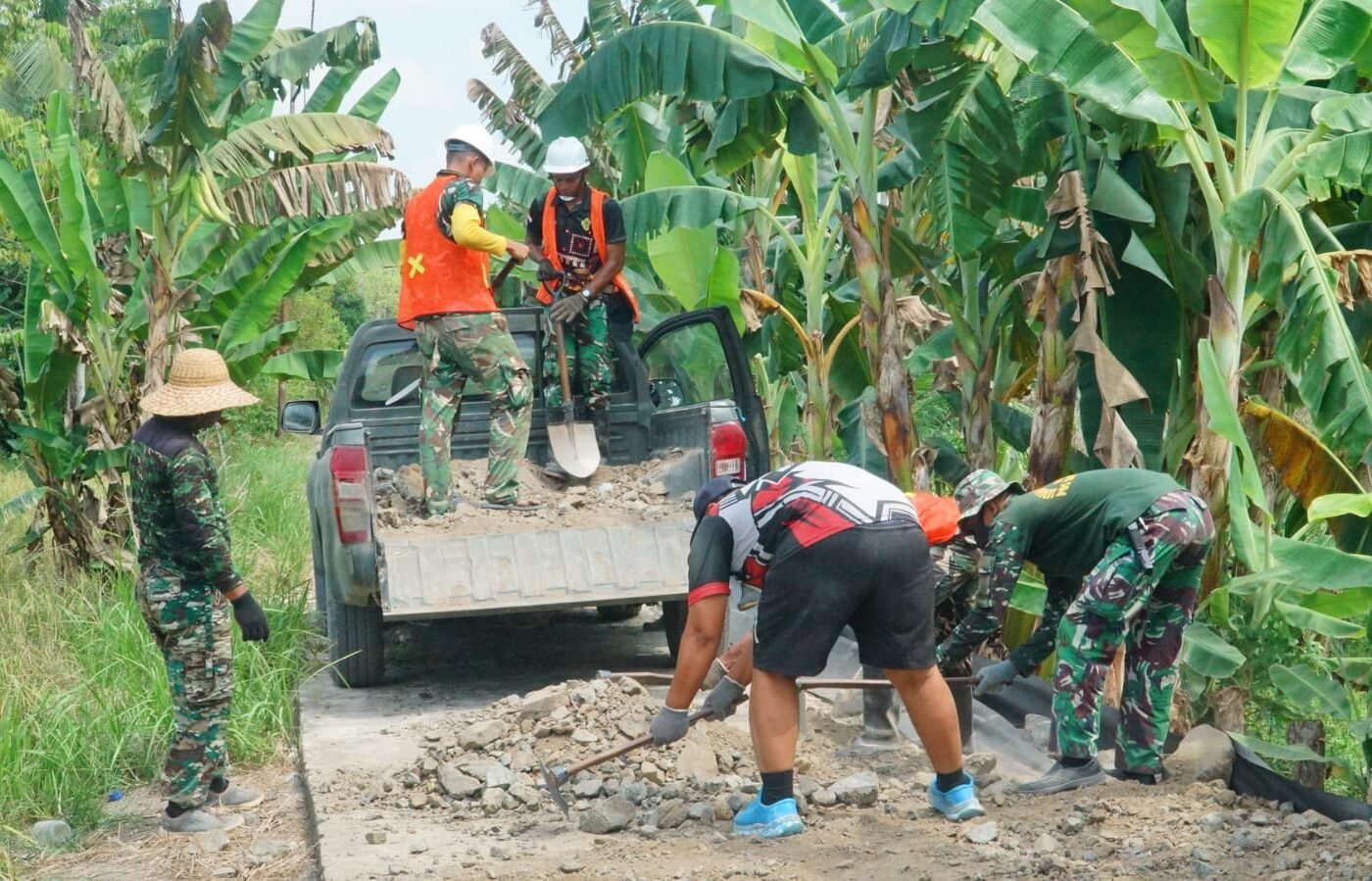Kinerja Satgas TMMD dan Komunitas Lokal dalam Memperkuat Jalan Desa
