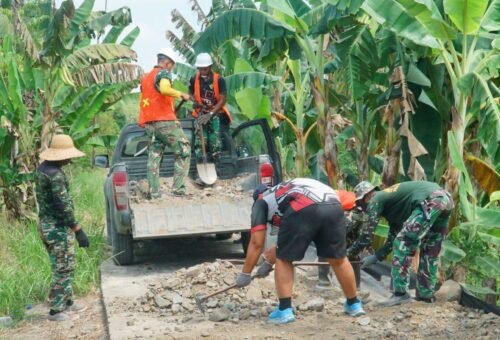Kinerja Satgas TMMD dan Komunitas Lokal dalam Memperkuat Jalan Desa