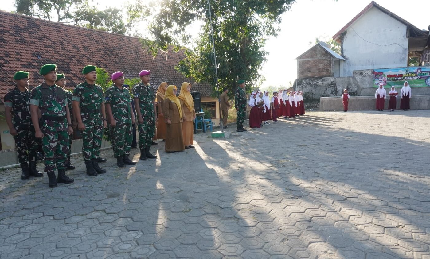 Pelaksanaan Upacara Bendera Oleh Satgas TMMD ke-129 di SDN Tlemang