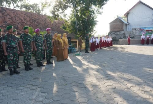 Pelaksanaan Upacara Bendera Oleh Satgas TMMD ke-129 di SDN Tlemang