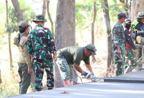 Kehangatan Kekeluargaan Satgas TMMD ke-129 di Desa Tlemang