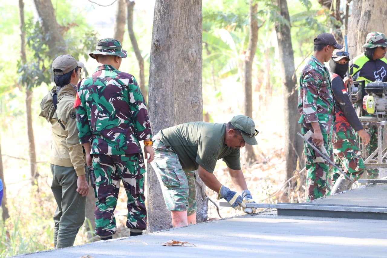 Kehangatan Kekeluargaan Satgas TMMD ke-129 di Desa Tlemang