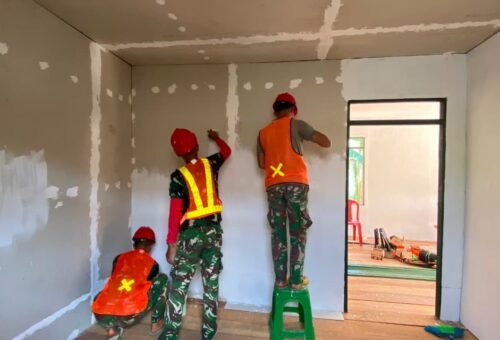 Kebersamaan TNI dan Masyarakat Perbaiki Rumah Bapak Walianto