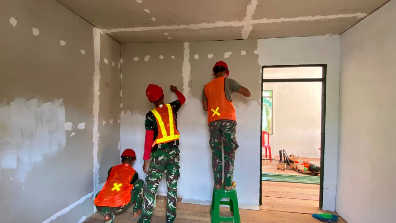 Kebersamaan TNI dan Masyarakat Perbaiki Rumah Bapak Walianto