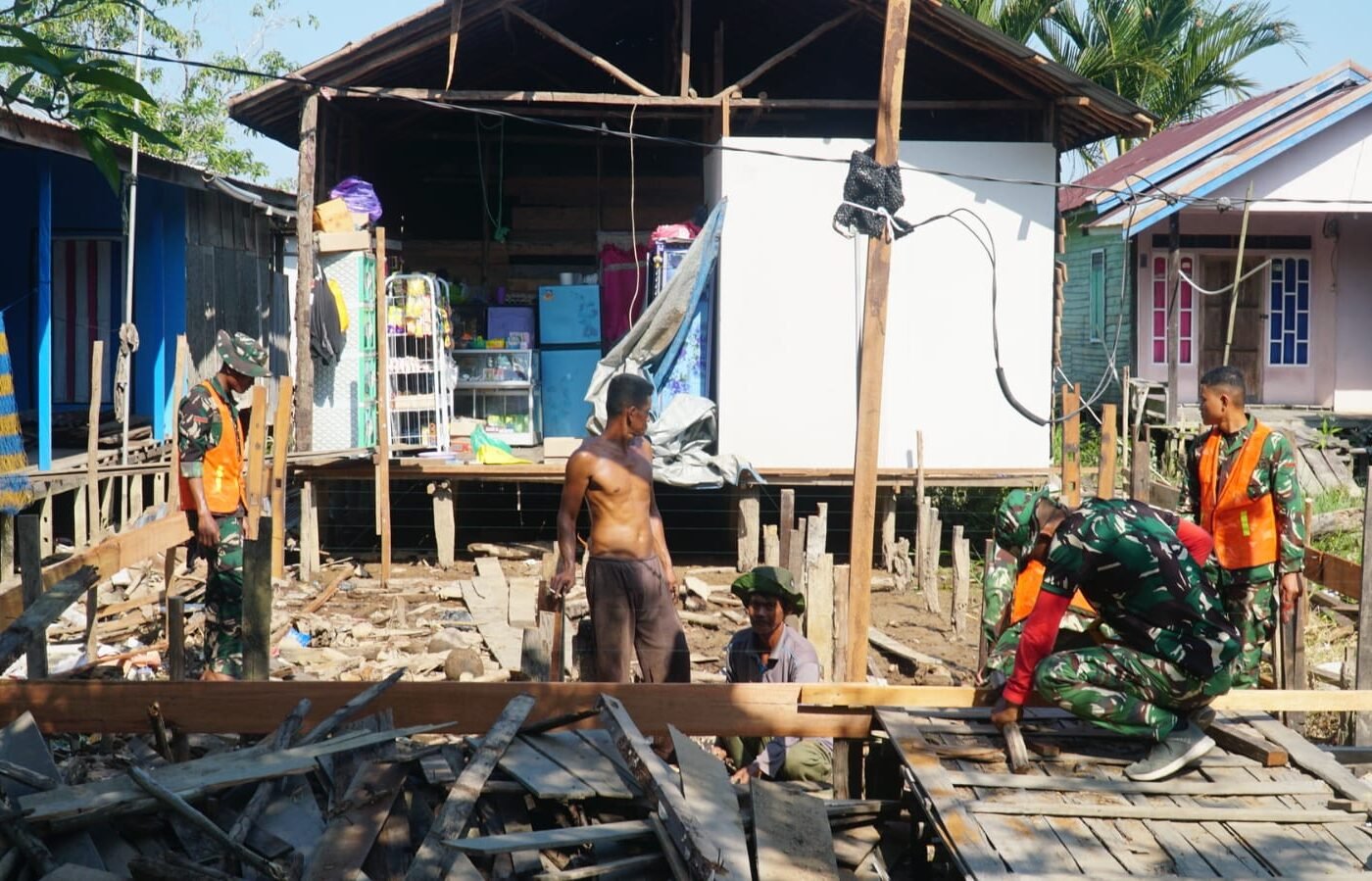 Kerjasama Satgas TMMD dan Masyarakat Percepat Proyek RTLH untuk Ibu Rini