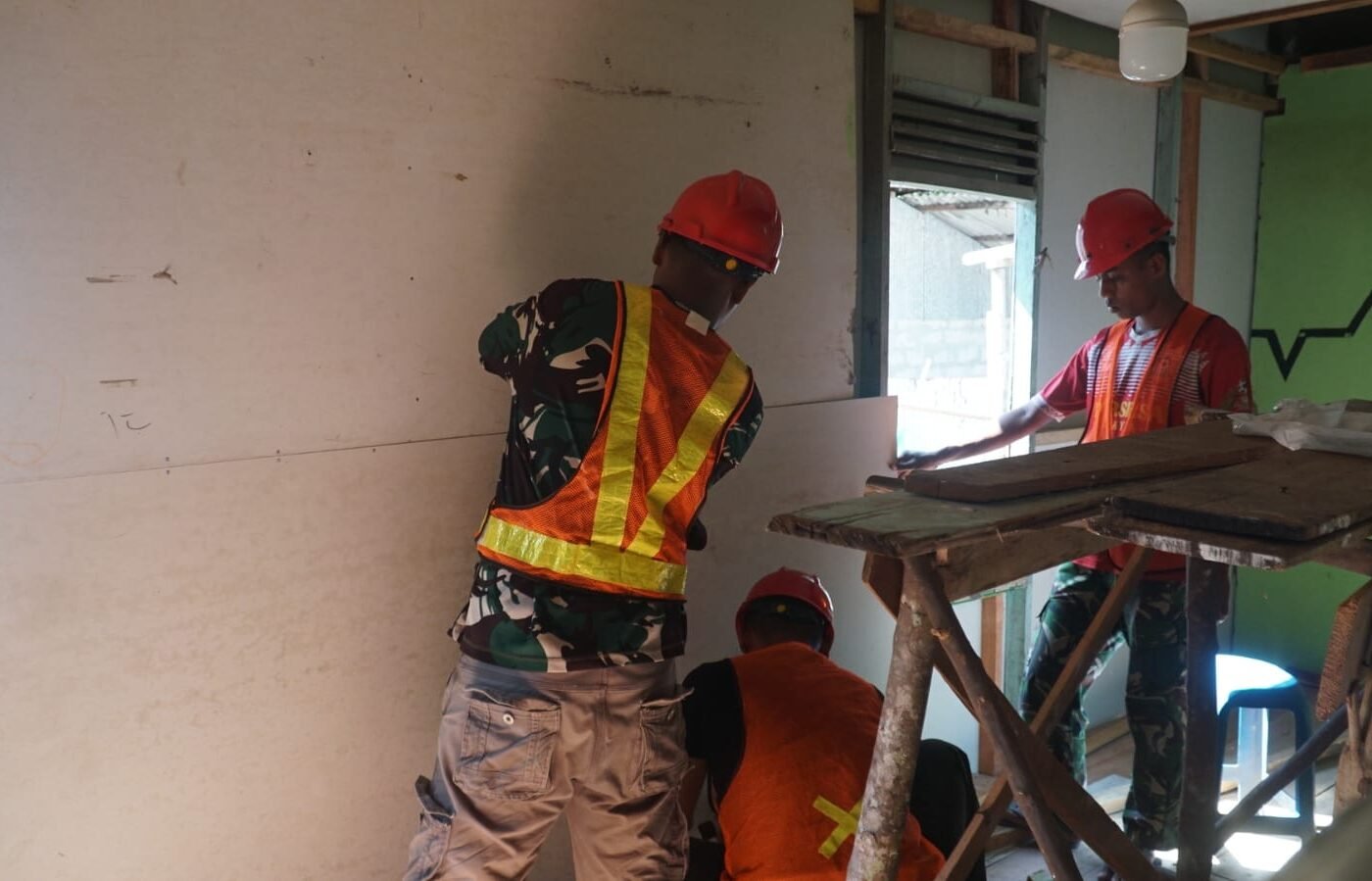 Dukungan Satgas TMMD Ke-129 dalam Penguatan Pembangunan RTLH Ibu Wahida