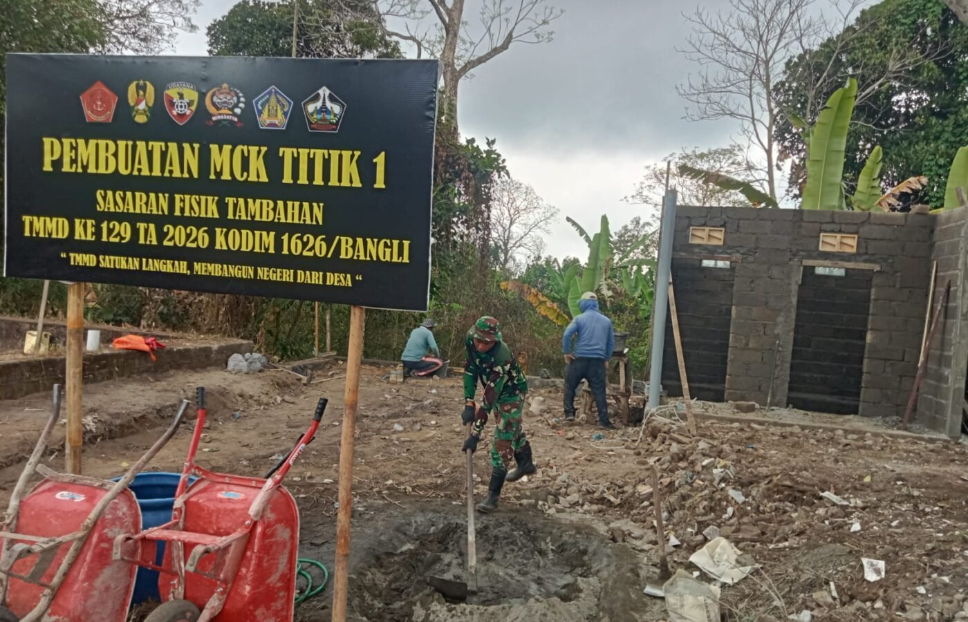 Keterlibatan Masyarakat Percepat Pembangunan MCK TMMD Ke-129 di Desa Sekardadi