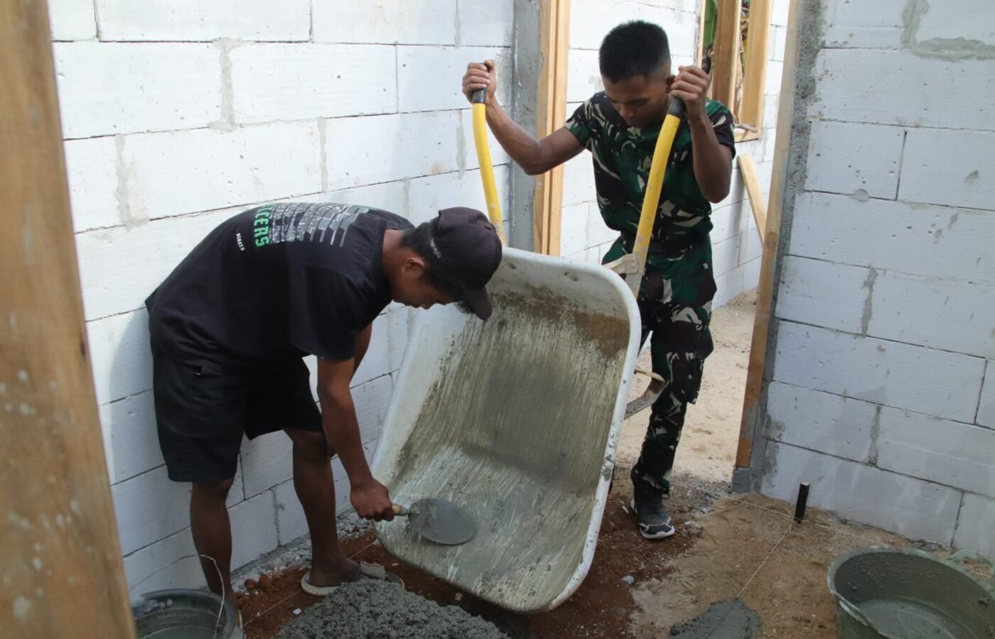 Kerja Sama Pengecoran Lantai RLH, TNI dan Warga Bersinergi