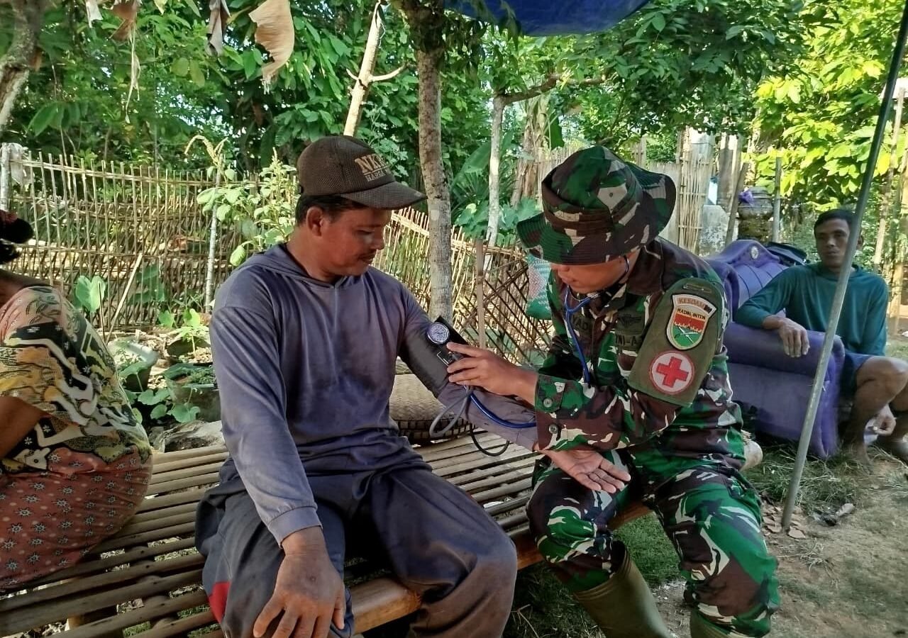 Upaya Tim Kesehatan Jaga Kesehatan Satgas TMMD di Lapangan