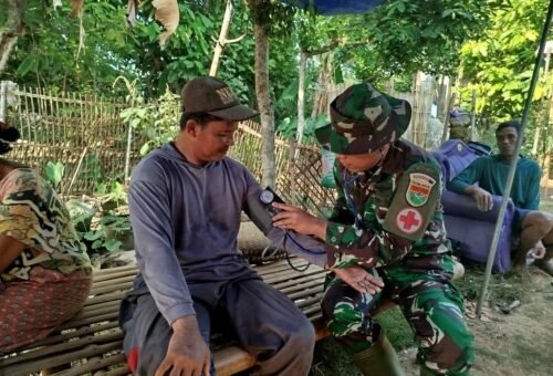 Upaya Tim Kesehatan Jaga Kesehatan Satgas TMMD di Lapangan