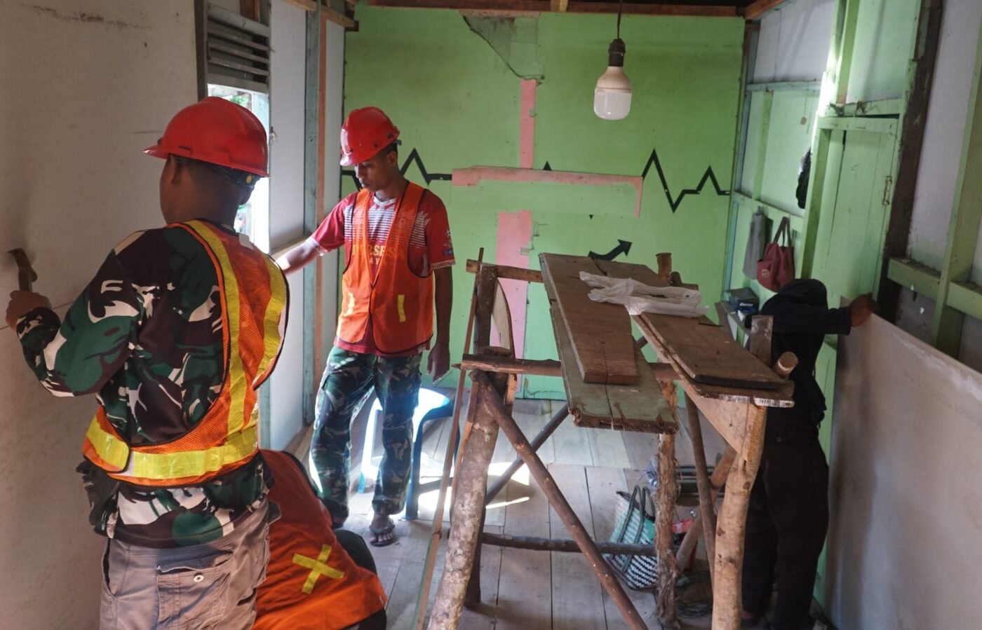 Kolaborasi TNI dan Masyarakat Percepat Proyek Perbaikan Rumah Ibu Wahida