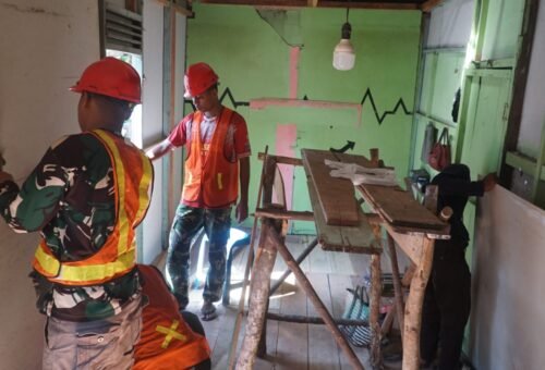 Kolaborasi TNI dan Masyarakat Percepat Proyek Perbaikan Rumah Ibu Wahida