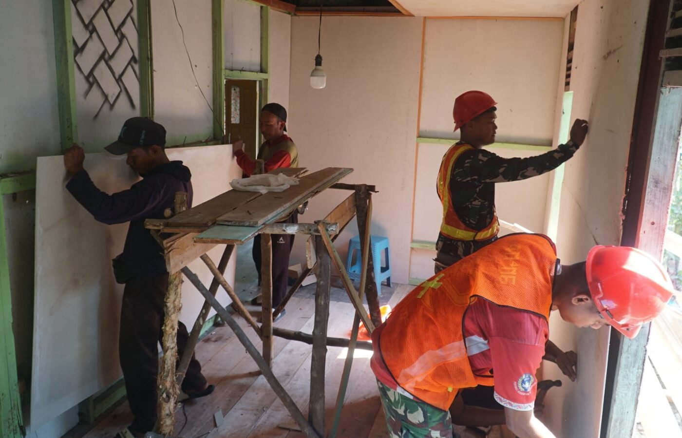Finishing RTLH TMMD di Desa Bandar Raya Melalui Pemasangan Kalsiboard