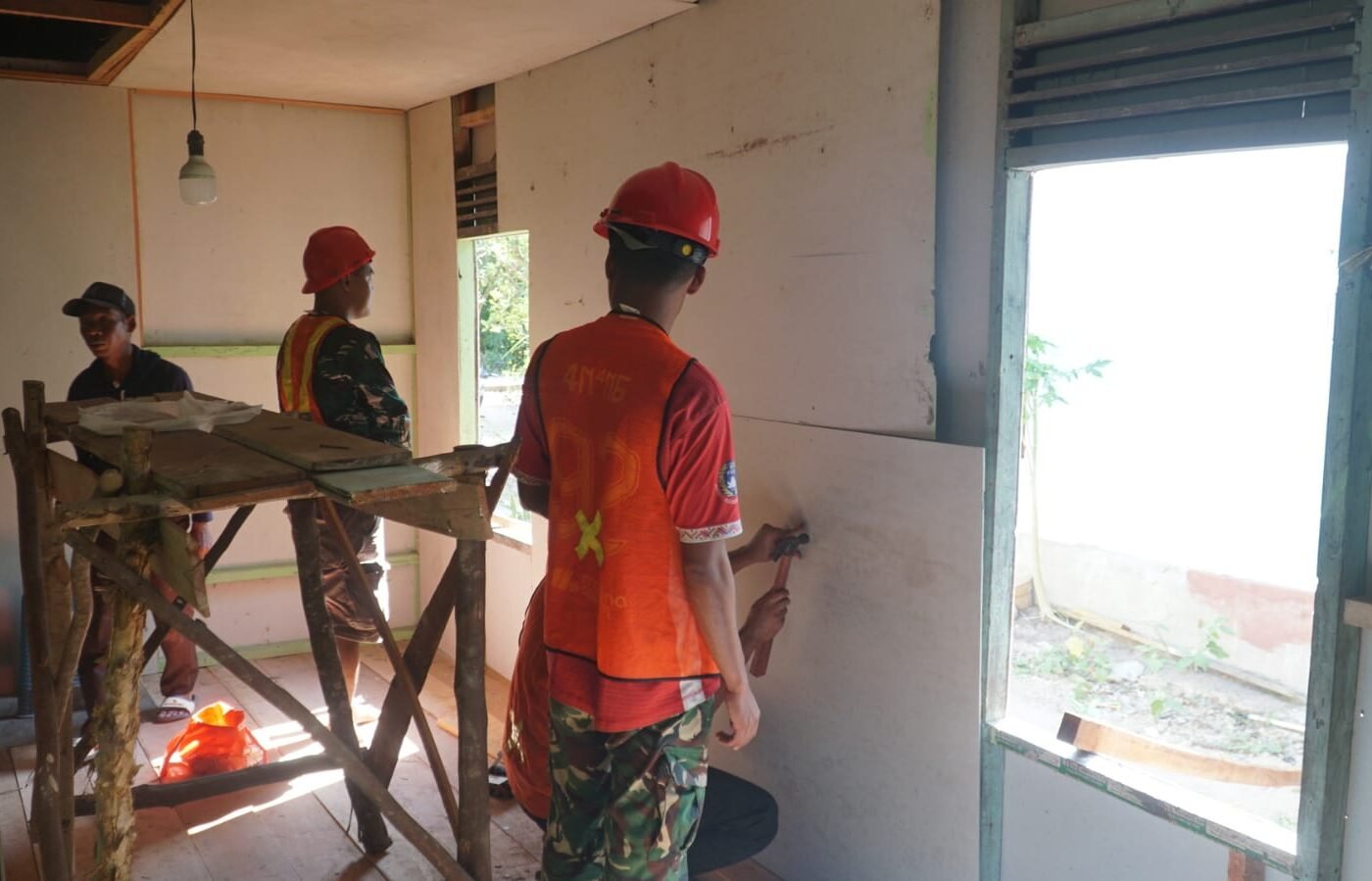 Kerja Sama Satgas TMMD dan Komunitas Ciptakan Rumah Layak untuk Ibu Wahida