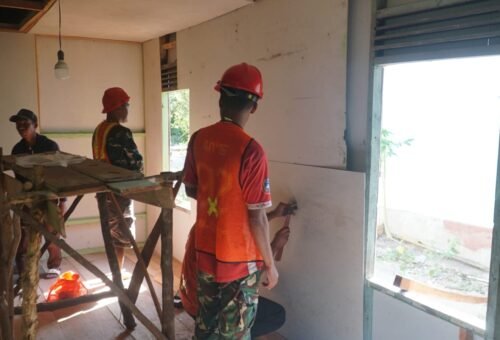 Kerja Sama Satgas TMMD dan Komunitas Ciptakan Rumah Layak untuk Ibu Wahida