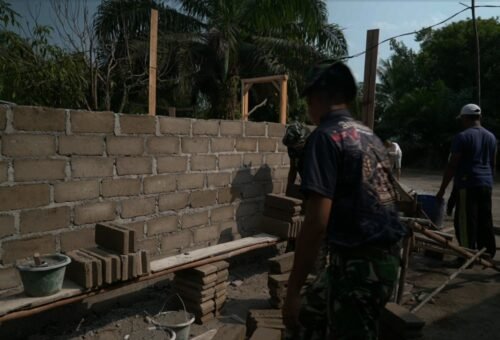 Gotong Royong Satgas TMMD dan Warga Percepat Pembangunan Jalan Penghubung Deniang–Penyamun
