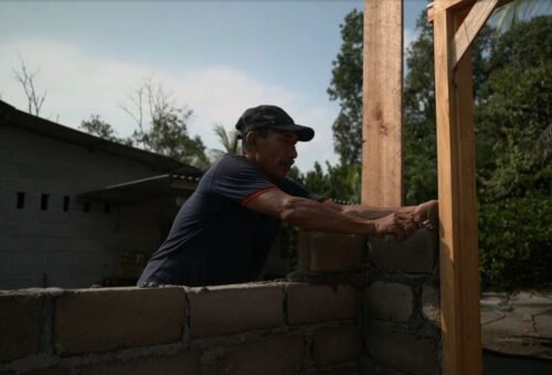 Kerja Sama Satgas TMMD dan Masyarakat Hiasi Renovasi Rumah Ibu Robia di Desa Deniang