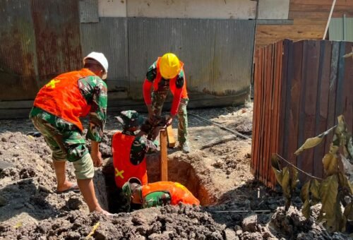 Kebersamaan Satgas TMMD dan Warga dalam Membangun Fasilitas Sanitasi untuk Ibu Jubaidah