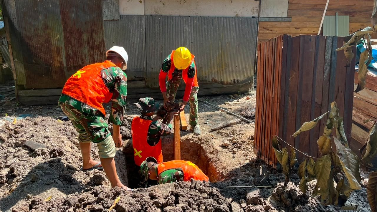 Kebersamaan Satgas TMMD dan Warga dalam Membangun Fasilitas Sanitasi untuk Ibu Jubaidah