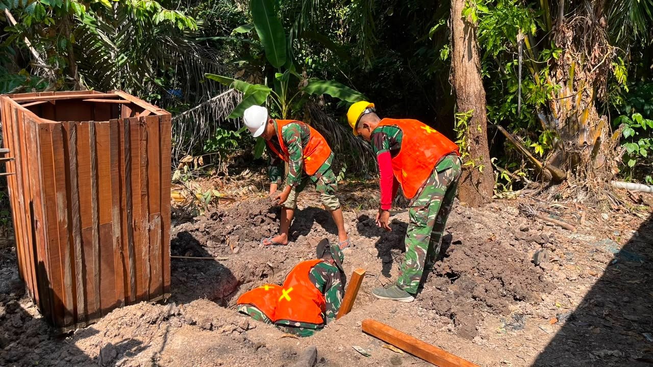 Pembangunan Fasilitas Sanitasi Ibu Jubaidah oleh Satgas TMMD Ke-129