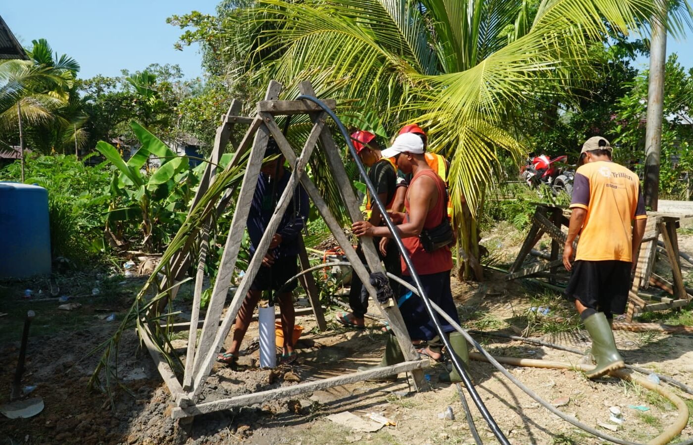 Peningkatan Kualitas Air Bersih Melalui Pengurasan Sumur Bor oleh Satgas TMMD Ke-129