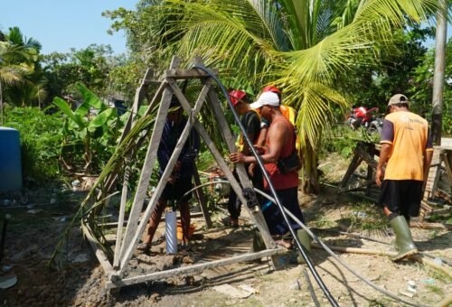Peningkatan Kualitas Air Bersih Melalui Pengurasan Sumur Bor oleh Satgas TMMD Ke-129